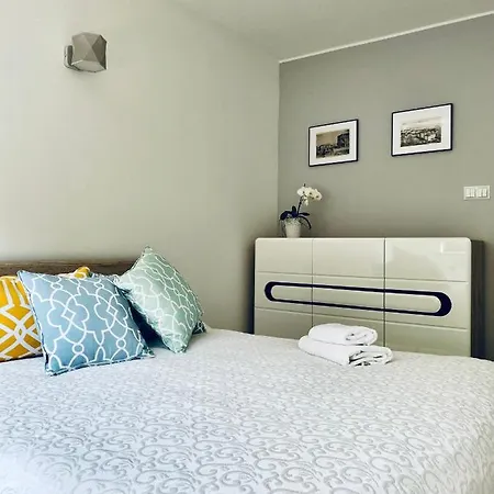 Urban Jungle - The Garden Side Apartment