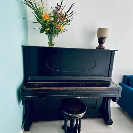 Urban Jungle - The Garden Side Apartment *